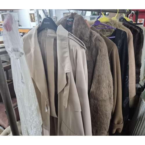 375 - Quantity of ladies vintage clothing, mainly good quality coats (Qty)