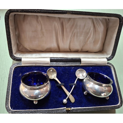 11 - Cased Birmingham 1909 silver salt set (one replacement non-silver spoon) complete with blue liners