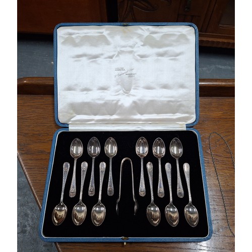 25 - A CASED SET OF 12 HALLMARKED SHEFFIELD 1926 SILVER TEASPOONS AND A PAIR OF TONGS,

Approx 155 grams