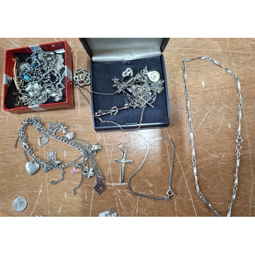 50 - Aluminium hardcase containing a tray of mother of pearl vintage items, Swarovski brooch & necklace, ... 