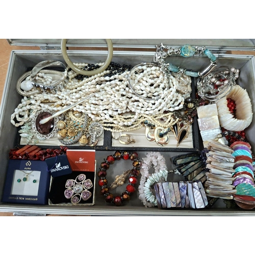 50 - Aluminium hardcase containing a tray of mother of pearl vintage items, Swarovski brooch & necklace, ... 