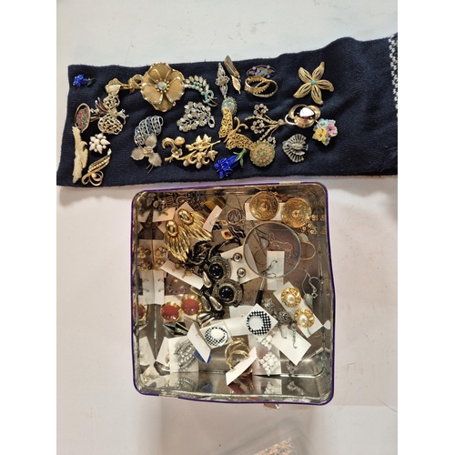 59 - Quantity of vintage costume jewellery especially good section of brooches (Qty)