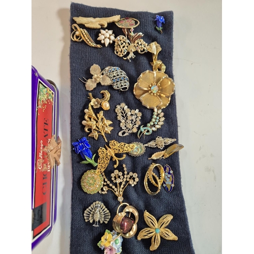 59 - Quantity of vintage costume jewellery especially good section of brooches (Qty)