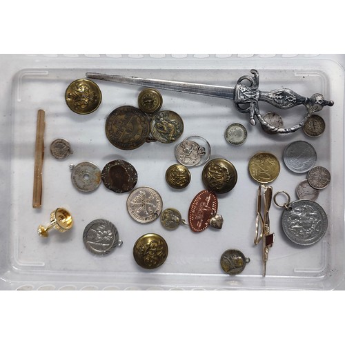 125 - Collection of various coins, buttons, medals and a 9ct. front and back tie clip (Qty)