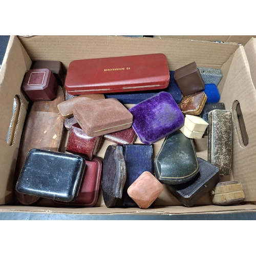 163 - Box full of mainly very old jewellery boxes together with a 10 sovereign box etc (Qty)