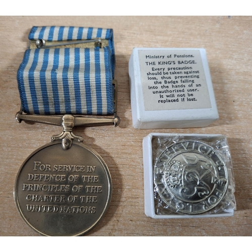 216 - Vintage UN medal with Korea bar together with a Ministry of Pensions Kings badge in original box (2)