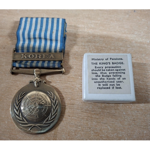 216 - Vintage UN medal with Korea bar together with a Ministry of Pensions Kings badge in original box (2)