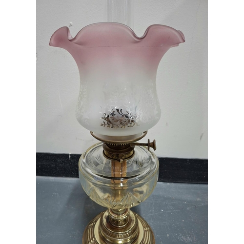 377 - Fine quality clear glass and brass stemmed antique oil lamp