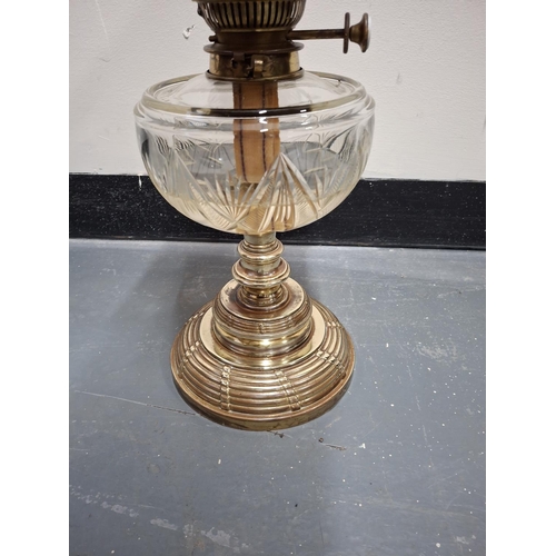 377 - Fine quality clear glass and brass stemmed antique oil lamp