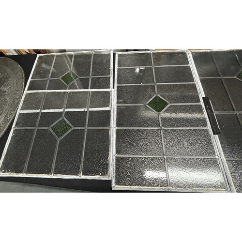 390A - 5 Glass lead panes with green in the middle