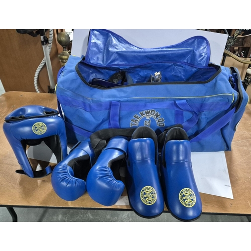 144 - Good, clean Taekwondo set including gloves, head-guard, shoes and bag