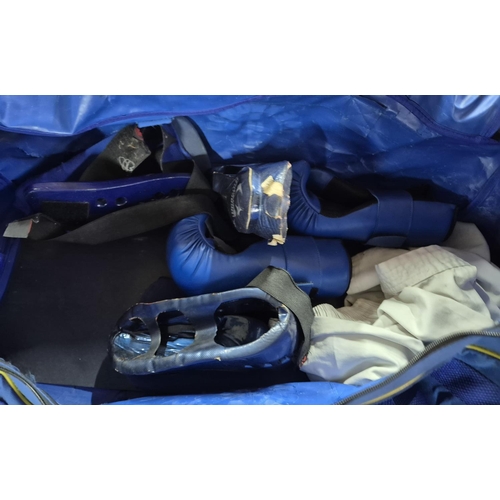 144 - Good, clean Taekwondo set including gloves, head-guard, shoes and bag