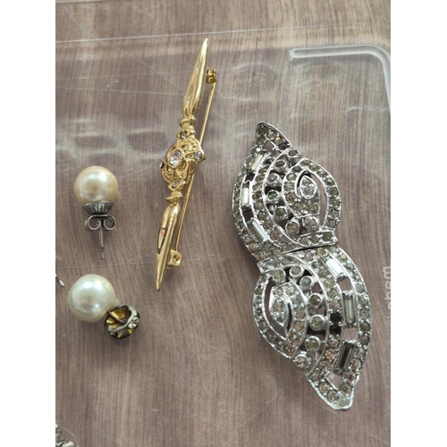 57 - Collection of vintage jewellery to include silver earrings and silver dagger pendant (Qty)