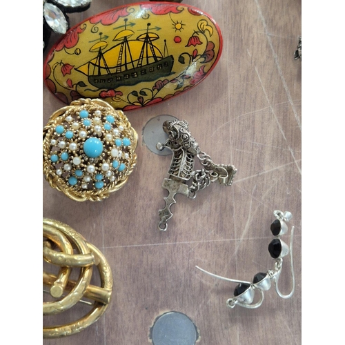 57 - Collection of vintage jewellery to include silver earrings and silver dagger pendant (Qty)