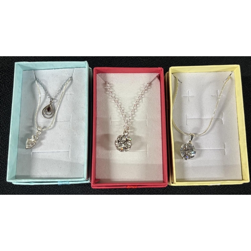 43 - 3 925 Silver necklaces including lovely glass pendant