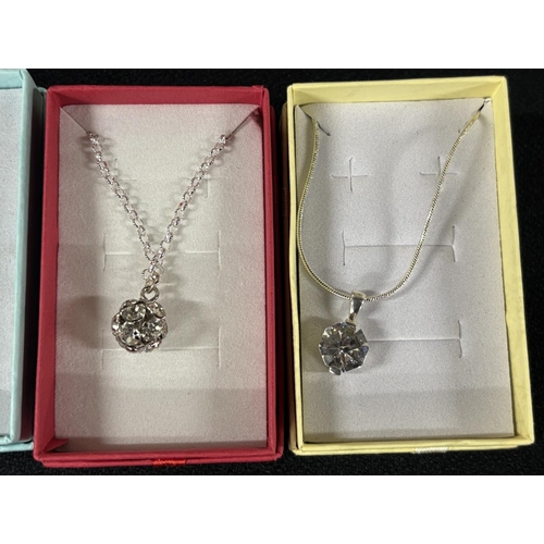 43 - 3 925 Silver necklaces including lovely glass pendant