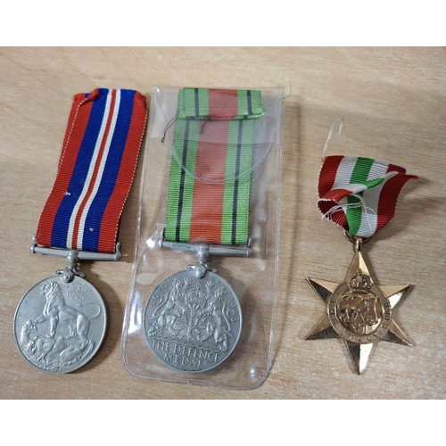 134 - Set of three WWII British medal set - the war medal, the defence medal and the Italy star (3)