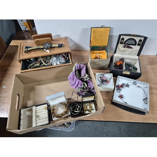 61 - Large quantity of good quality modern jewellery including many examples in original boxes and jewell... 