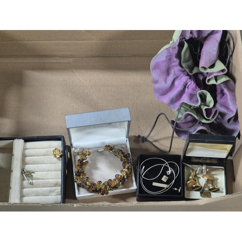 61 - Large quantity of good quality modern jewellery including many examples in original boxes and jewell... 