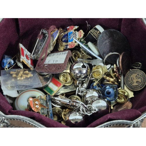 141 - White metal trinket box containing a large quantity of metal buttons and modern enamel badges