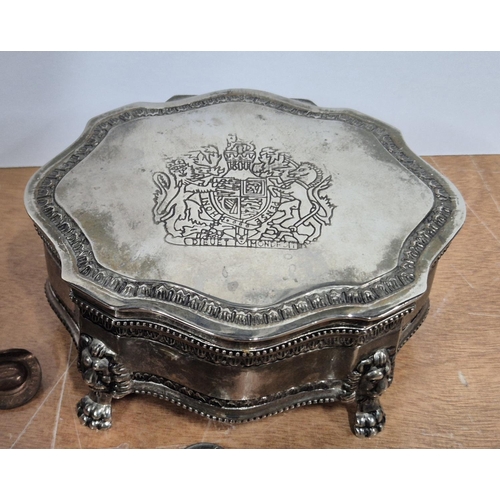 141 - White metal trinket box containing a large quantity of metal buttons and modern enamel badges