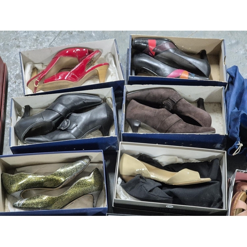 210 - Large quantity of ladies boxed dress shoes and handbags, mainly size 6 (Qty)