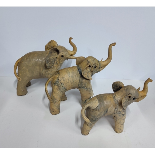 239 - Trio of graduating elephant figures (3)