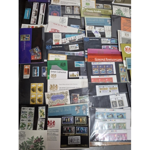 325 - Large quantity of 1970s GB QEII postage stamp packs (Qty)