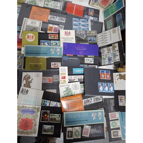 325 - Large quantity of 1970s GB QEII postage stamp packs (Qty)