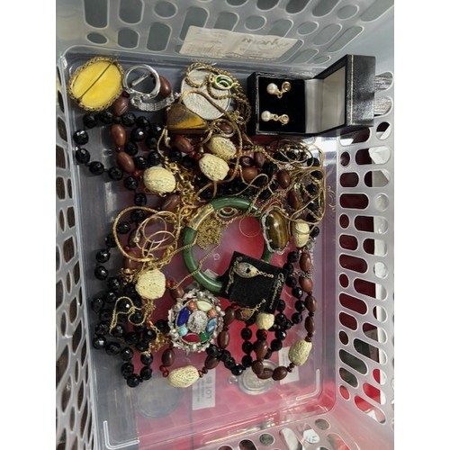 63 - Small Collection of costume jewellery