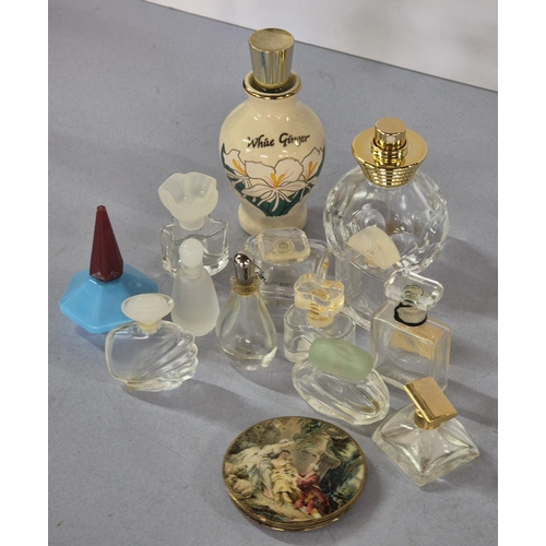 132 - Quantity of stylish perfume bottles and a ladies compact (qty)