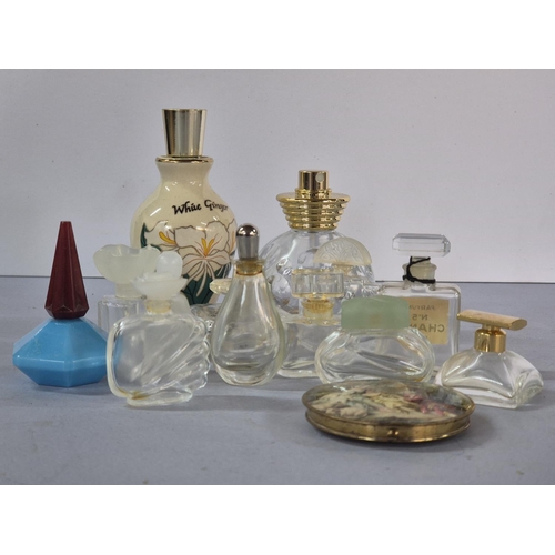 132 - Quantity of stylish perfume bottles and a ladies compact (qty)