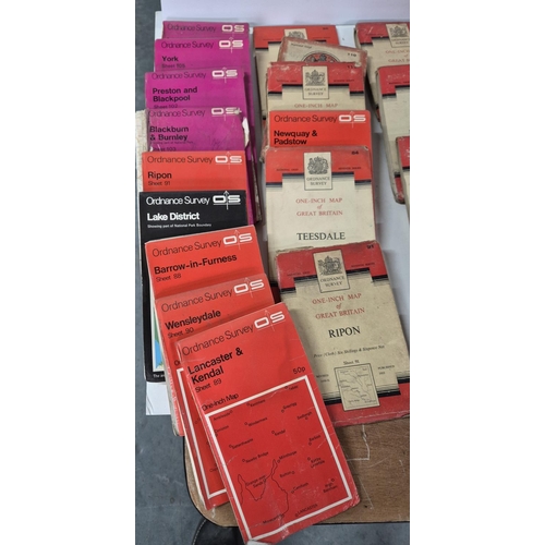 195 - Large quantity of vintage UK towns street maps (Qty)