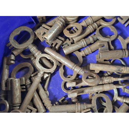 197 - Quantity of various old keys (Qty)