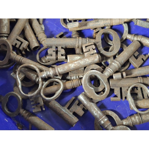 197 - Quantity of various old keys (Qty)