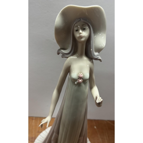 368 - Lladro figure 1983 of women