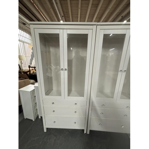 471 - 2 White display cabinets