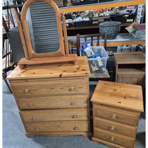 484 - Three-piece Pine bedroom set comprising a side table, a set of drawers and a free-standing mirror (3... 