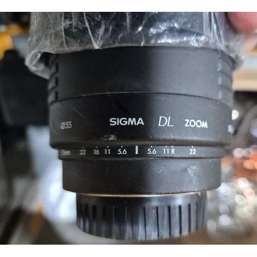 159 - Sigma DL zoom camera lens with carry bag