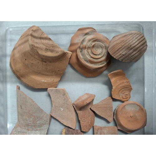 61 - Large quantity of Roman terracotta pottery pieces (Qty)