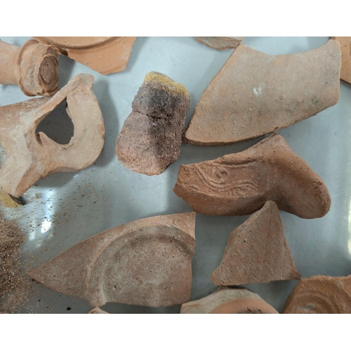 61 - Large quantity of Roman terracotta pottery pieces (Qty)