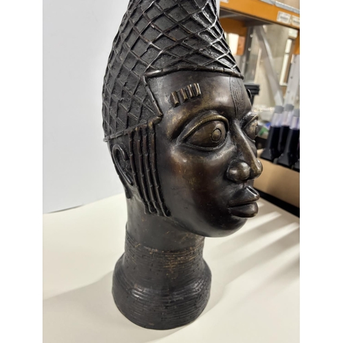 70 - Large west African/Benin bronze head of a lady,

6.64 kilos

55cm high