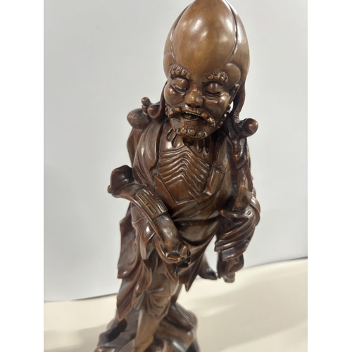 89 - Large 19thC Chinese root carving depicting an emancipated old scholar,

The carving is approx 40cm t... 