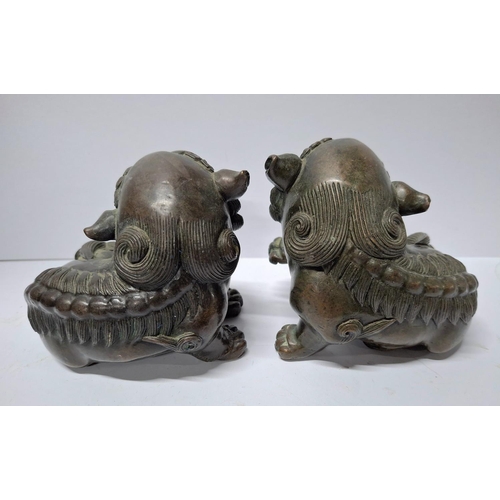 107 - Very finely cast pair of solid bronze temple dogs (2),

Each dog measures 8cm long x 7cm wide x 7cm ... 