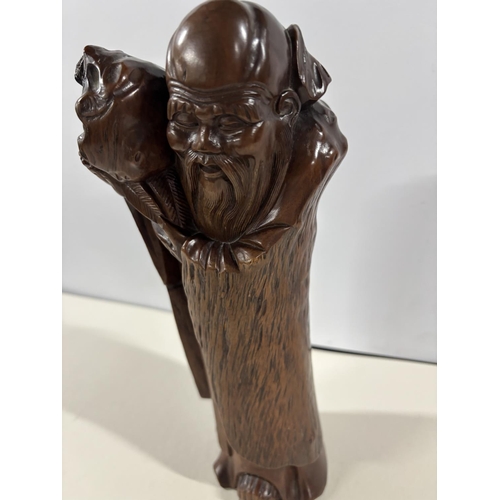 84 - Antique Chinese root carving depicting an old man carrying a package on his shoulders,

The carving ... 