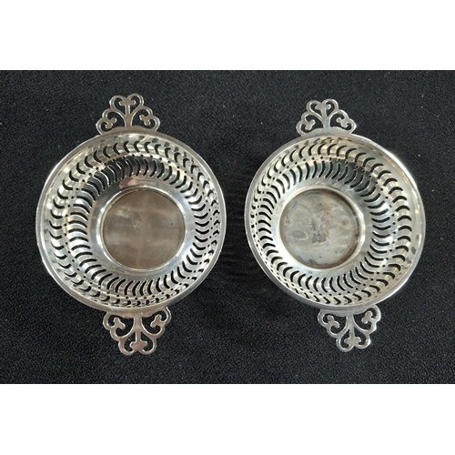 10 - Pair of hallmarked pierced Quaich style Birmingham 1907 silver bon bon dishes (2)

Approx 78 grams