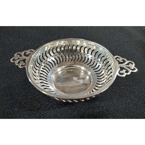 10 - Pair of hallmarked pierced Quaich style Birmingham 1907 silver bon bon dishes (2)

Approx 78 grams