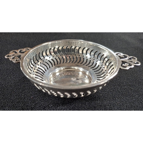 10 - Pair of hallmarked pierced Quaich style Birmingham 1907 silver bon bon dishes (2)

Approx 78 grams