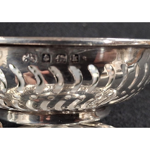 10 - Pair of hallmarked pierced Quaich style Birmingham 1907 silver bon bon dishes (2)

Approx 78 grams