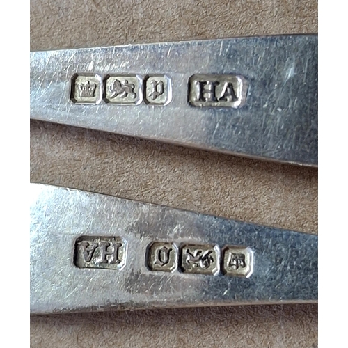 18 - Set of 6 hallmarked 1906 Sheffield silver tea spoons together with a sugar nip in a fine quality Wil... 